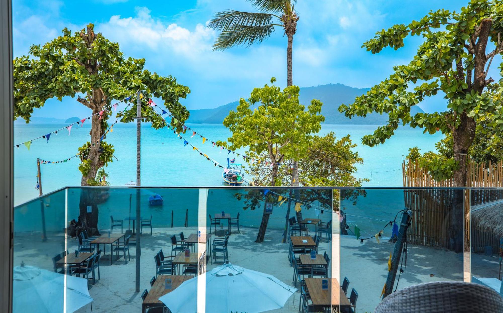 Vila 【beach Front】海景沙滩别墅，私人泳池，免费早餐，女佣每日清洁，生活方便交通便利 Phuket